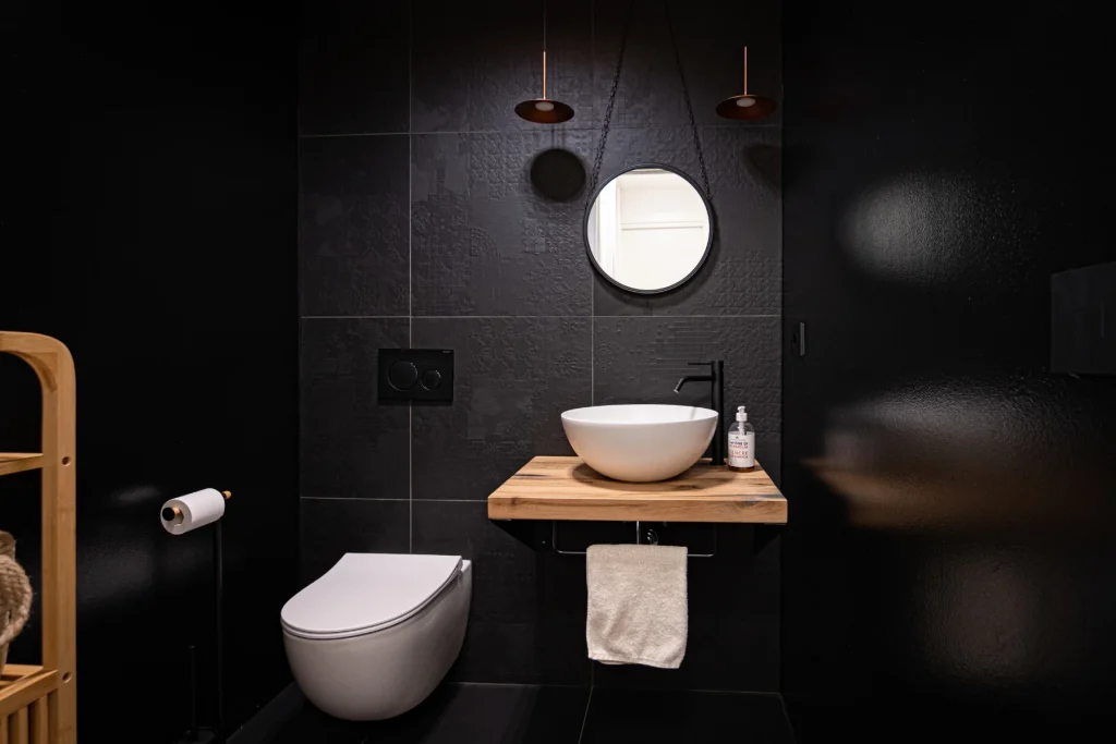 bagno minimalista nero con specchio rotondo