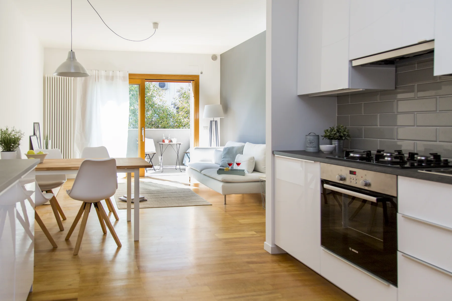 Zona Living e cucina con nicchia